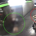 Este video fue difundido por los Carabineros. El ecuatoriano fue colocado dentro de un círculo rojo. Una presunta víctima, en verde.