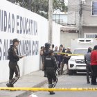 El cuerpo del menor quedó tendido fuera de la entidad educativa.