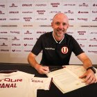 Javier Rabanal en la firma y presentación en su nuevo equipo, Universitario de Deportes.