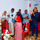 Luis Arroyo y Katty Bustos se dirigen a los asistentes a la iglesia, transmitiendo un mensaje de fe.