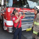 Rubén Mejía mientras le da indicaciones al rescatista Fabián Zúñiga.