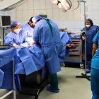 La mujer fue atendida de urgencia por médicos de la casa de salud.