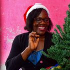 Marieta tiene un pequeño árbol que le regalaron. Pese a sus problemas, no pierde la alegría.