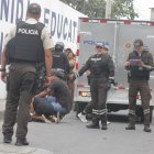 La madre del adolescente de 15 años rompió en llanto al ver el cuerpo de su hijo mayor tendido en el suelo, con varios impactos de bala.