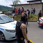 Agentes de la Policía Nacional y unidades de emergencia ECU 911 acordonan el área tras el ataque armado registrado en pleno centro de Atacames, la tarde del 24 de diciembre.