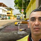 En este sitio, donde colocaron velas, fue acribillado Aldo Espinoza, de 47 años.