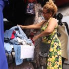 Rosa Pacheco mientras muestra su mercadería de tan solo 50 centavos.