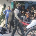 Policías hicieron un barrido en el sector donde encontraron la droga.