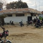 Amigos y parientes de las víctimas retiraron sus cuerpos de la morgue del cantón Salitre.