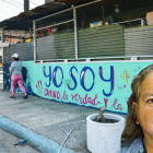 Esta cita bíblica se lee en la pared exterior de la casa de la fallecida.