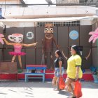 Entre las figuras exhibidas también se encuentran las pensadas para niños o personajes extraídos de redes sociales.