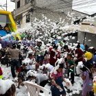 Así fue la 'lluvia' de espuma que 'empapó' de alegría al publico en la fiesta navideña de la doctora Paquita.