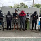 Los tres presuntos implicados en el ataque armado que dejó dos policías y un civil fallecidos en Esmeraldas fueron presentados por la DINASED tras su captura.