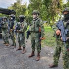 Militares fuertemente armados patrullan una zona rural como parte de operativos de control en áreas fronterizas afectadas por disputas territoriales.