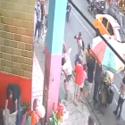 Video muestra cómo un hombre escapa de un atraco frente a sus hijos en la tradicional calle 6 de Marzo de Guayaquil.
