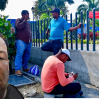 Familiares de Jhonny Medina Corozo  llegaron a la morgue a retirar su cuerpo.