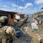 Militares ecuatorianos patrullan la ribera de San Lorenzo, reforzando el control territorial en zonas vulnerables frente al avance del crimen organizado.