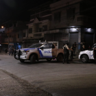 Escena del crimen en el bloque 4 de Flor de Bastión, donde dos personas fueron asesinadas y una resultó herida durante un ataque armado.