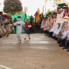 Niños vestidos de payasos y personajes recorren el espacio alrededor de los danzantes mayores en Poaló.