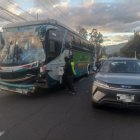 Dos accidentes de tránsito complican la movilidad en Quito.