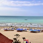 Turistas disfrutan del sol, el mar y la alegría en las playas de Esmeraldas este 31 de diciembre de 2025, a las puertas del feriado de fin de año.