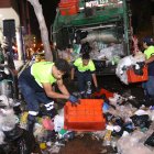 Los recolectores recorren la urbe por sectores. En algunos se recoge la basura dos veces al día.
