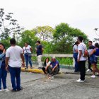 Familiares esperaban retirar cuerpo en la dependencia forense.