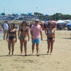 Los turistas disfrutan del playas de la península en el segundo día del feriado