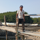 A sus 123 años, don Carlos sigue caminando sin bastón y mantiene vivo el oficio ancestral del carbón.