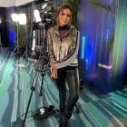 Mary Mayorga detrás de cámaras en un set de grabación, contenta por su trabajo.