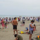 Playa a reventar: miles de turistas disfrutan del sol y el mar en Atacames durante el feriado de Año Nuevo.