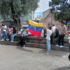 DESDE EL MEDIODIA DEL SÁBADO UN GRUPO DE VENEZOLANOS EMPEZÓ A CONCENTRARSE EN EL PARQUE CEVALLOS PARA CELEBRAR LA CAPTURA DE NICOLAS MADURO.