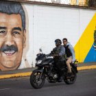 En Caracas, los murales de Nicolás Maduro siguen intactos.