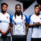 Michael Estrada (I), Ricardo Adé (C) y Richard Mina (D) modelan la nueva equipación traída por puma para pelear todos los frentes del 2026.