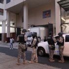 Personal militar cerró la calle para realizar el allanamiento a la bodega clandestina.