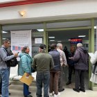 A pesar de que se puede pagar en línea, los ciudadanos aún recurren a los balcones de servicio del Municipio para cancelar sus impuestos.