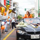 En carros clásicos adornados con flores recorren las calles de Ambato las  aspirantes al reinado de la Fiesta de la Fruta y de las Flores, durante la inscripción.