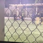 Se observan a las personas fallecidas sobre el césped de la cancha.