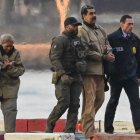 Cilia Flores (atrás) y Nicolás Maduro fueron llevados por agentes de la DEA el pasado lunes 5 de enero a declarar ante una Corte Federal de Nueva York.