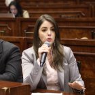 La asambleísta Mónica Palacios acudió hasta La Libertad para buscar a la compradora de los terrenos, Jenny Ramírez.