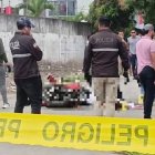 Agentes policiales resguardan la escena donde fueron asesinados Jhon Jairo Lara y Jordy Adrián Corozo, en la isla Vargas Torres, cerca del Centro Forense.