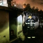 Los bomberos apagaron el fuego en aproximadamente una hora.