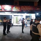 Agentes policiales resguardan el exterior de la licorería Bravito en La Concordia tras un operativo nocturno relacionado con hechos violentos recientes.