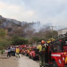 Más de 6 horas lucharon los bomberos para apagar el fuego en el cerro San Eduardo.