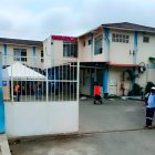 Entrada del Hospital Juan Carlos Guasti, donde fue confirmado el fallecimiento de un joven por impacto de bala este 12 de enero de 2026.