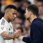Kylian Mbappé y Xabi Alonso intercambian saludos.