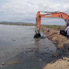 Técnicos realizan trabajos de dragado en las lagunas de Playas para retirar sedimentos acumulados y prevenir desbordamientos durante la temporada de lluvias.