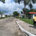 Familiares acudieron este martes 13 a la morgue en Tena para retirar los cuerpos de las tres víctimas halladas en el cantón Arosemena Tola.