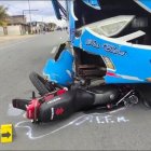 La moto donde viajaban los esposos quedó bajo el bus