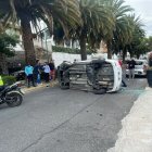 El Hyundai blanco, placas TBJ-1131, terminó volcado sobre la calzada tras impactarse contra una palmera en la avenida Los Guaytambos en Ambato.